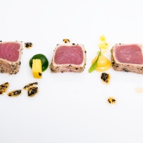 1 Thunfisch mit orientalischen Gew++rzen, Ananas-Salsa und Sesam Quelle www.marc-stern.com