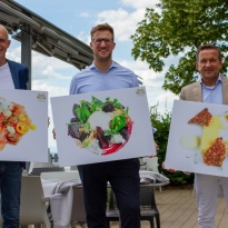 Präsentieren das Menü 2018_19 - vl - Rolf Balschbach, Sören Anders und Günter Liebherr - Foto wow.pics.ka